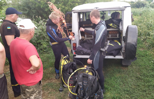 Під Києвом рятувальники дістали з води тіло чоловіка