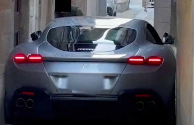 Дорогой Ferrari застрял на узкой улице в Риме, видео