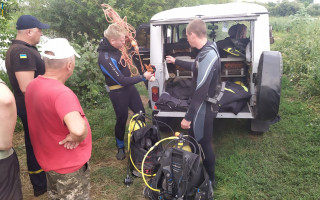 Під Києвом рятувальники дістали з води тіло чоловіка