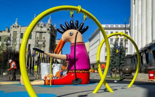 Петух, кот и другие персонажи: возле Офиса Президента появилась странная инсталляция, фото