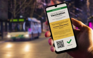 Прививка или ПЦР-тест: во Франции вступили в силу новые ограничения для транспорта и ресторанов