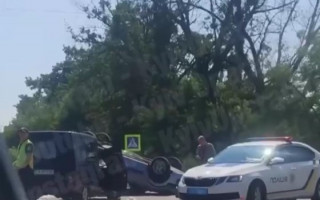 Не розминулися на дорозі: під Києвом перевернулася автівка