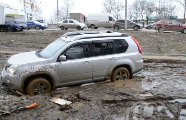 Эксперт сообщил, как на авто выбраться из грязи и песка