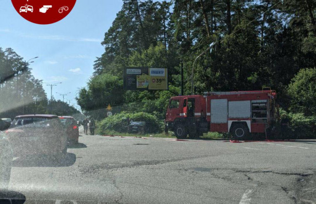 У Києві на перехресті не розминулися два автомобілі: фото