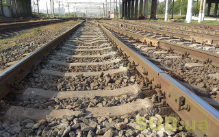 В Киеве дети атаковали поезд: в ход пошли камни, видео