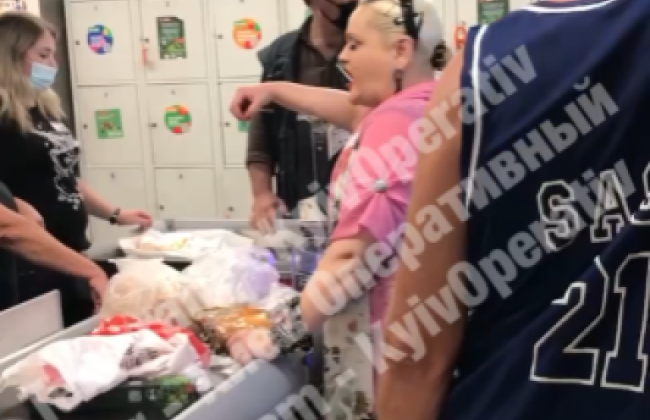 В киевском супермаркете женщина без маски устроила скандал: видео