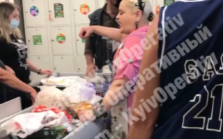В киевском супермаркете женщина без маски устроила скандал: видео
