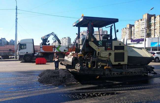 На столичних автошляхах влаштовують новий асфальт: де тривають роботи