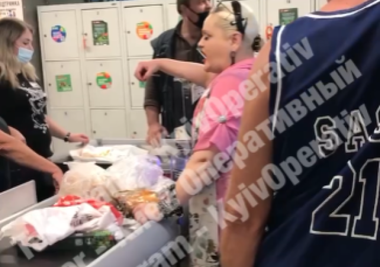 В киевском супермаркете женщина без маски устроила скандал: видео