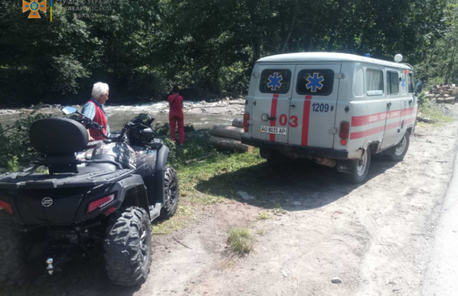 В Карпатах срочно эвакуировали туристов: трое детей в больнице