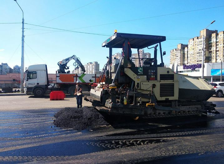На столичних автошляхах влаштовують новий асфальт: де тривають роботи