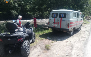 В Карпатах срочно эвакуировали туристов: трое детей в больнице