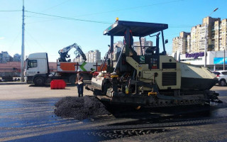 На столичних автошляхах влаштовують новий асфальт: де тривають роботи