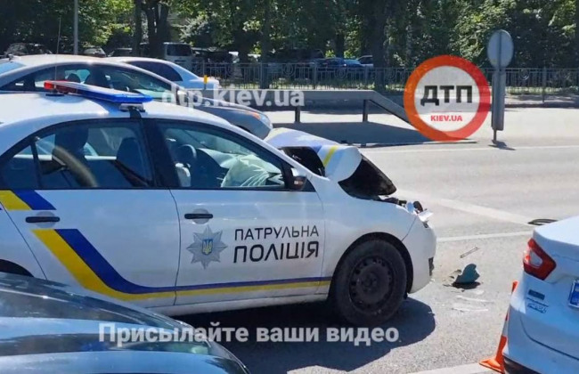 В Киеве патрульные протаранили маршрутку: есть пострадавшие, видео