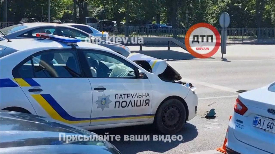 В Киеве патрульные протаранили маршрутку: есть пострадавшие, видео