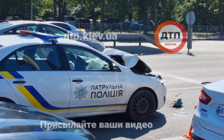 В Киеве патрульные протаранили маршрутку: есть пострадавшие, видео