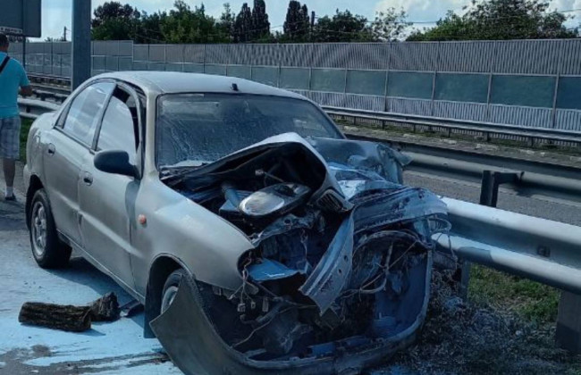 Під Києвом легковик влетів під вантажівку з дровами