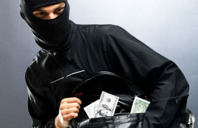 В Киеве мужчина с кухонным ножом ограбил почту