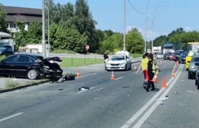 Серьезное ДТП в Киеве: микроавтобус протаранил легковушку, видео
