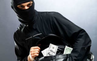 В Киеве мужчина с кухонным ножом ограбил почту