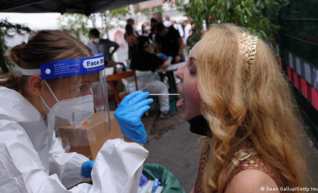 В Германии ввели обязательное тестирование для невакцинированных