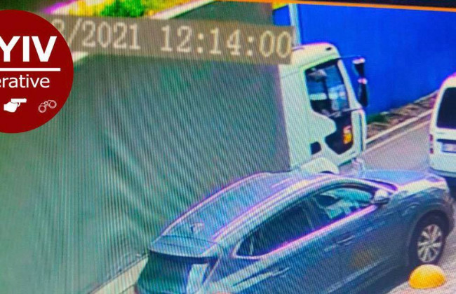 У Києві вантажівка знесла бампер припаркованого автомобіля