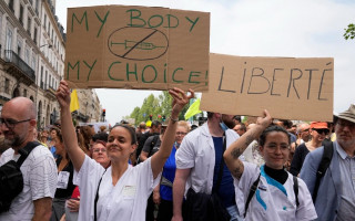 Французские медработники избегают обязательной вакцинации от COVID: новые правила и даты