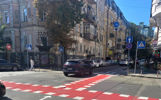 На дорогах Києва облаштовують велосипедні зони очікування