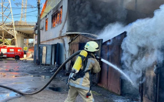В Киеве вспыхнуло двухэтажное здание, фото
