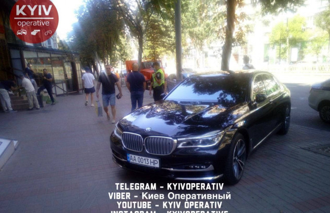 В Киеве водитель авто и охранники магазина подрались с парковщиком