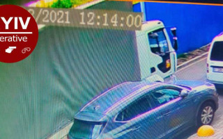 У Києві вантажівка знесла бампер припаркованого автомобіля