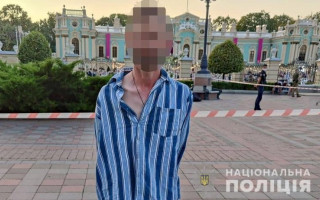 В урядовому кварталі Києва чоловік погрожував перехожим вибухівкою