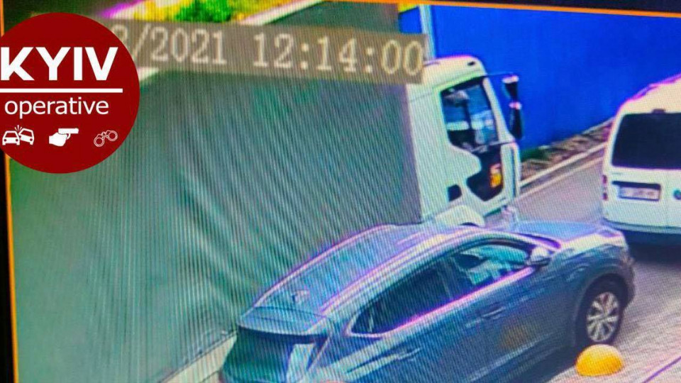 У Києві вантажівка знесла бампер припаркованого автомобіля