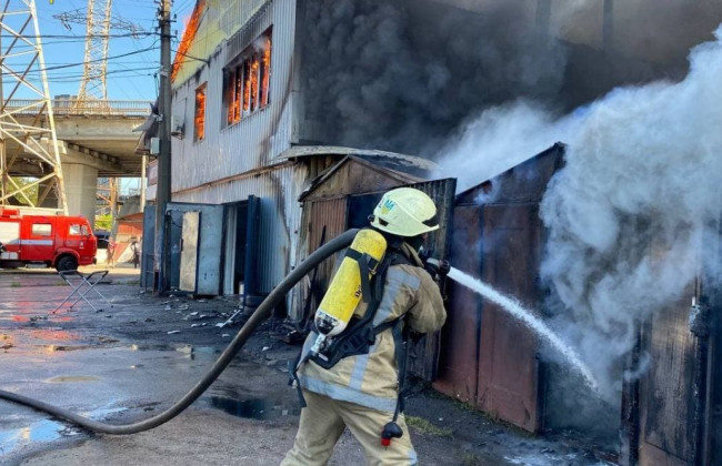 В Киеве вспыхнуло двухэтажное здание, фото