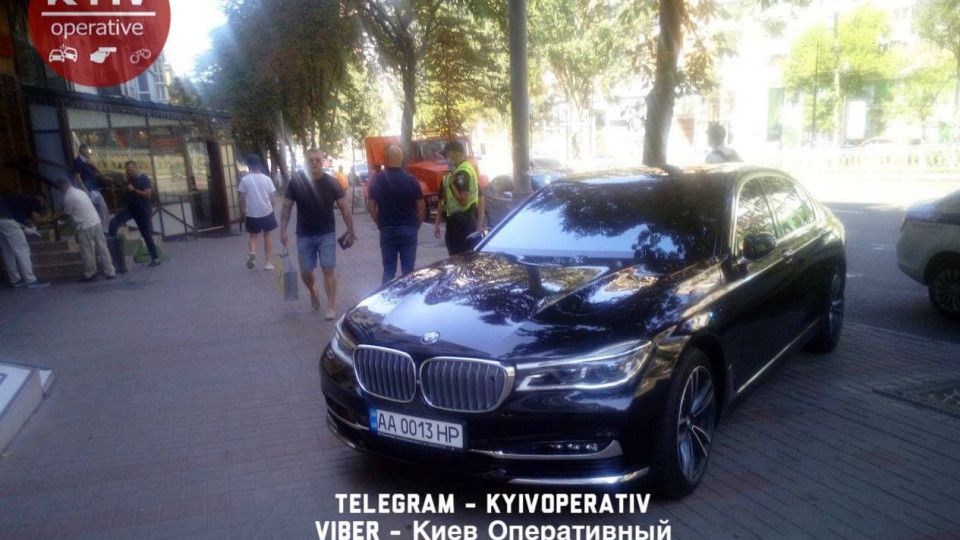 В Киеве водитель авто и охранники магазина подрались с парковщиком