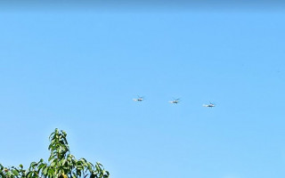 Над Киевской областью летают военные самолеты и вертолеты: появились впечатляющие видео