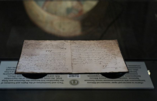 До України вперше в історії привезли оригінал Конституції Пилипа Орлика