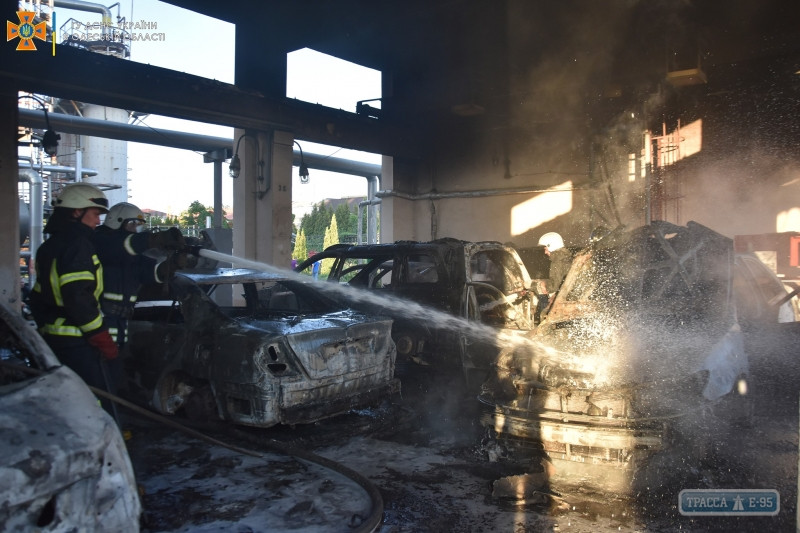 Огненное ЧП в Одессе: на заводе сгорели дотла шесть автомобилей