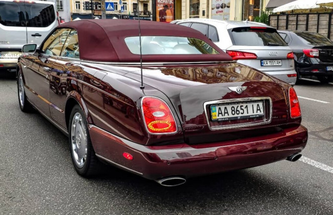 В столице заметили уникальный кабриолет Bentley