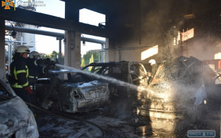 Огненное ЧП в Одессе: на заводе сгорели дотла шесть автомобилей