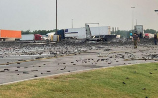 Огненное пекло с приятным запахом: взрыв дезодорантов уничтожил грузовик, видео