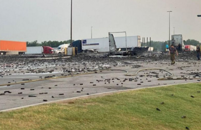 Огненное пекло с приятным запахом: взрыв дезодорантов уничтожил грузовик, видео