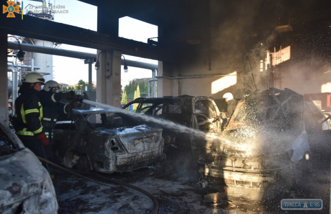 Огненное ЧП в Одессе: на заводе сгорели дотла шесть автомобилей