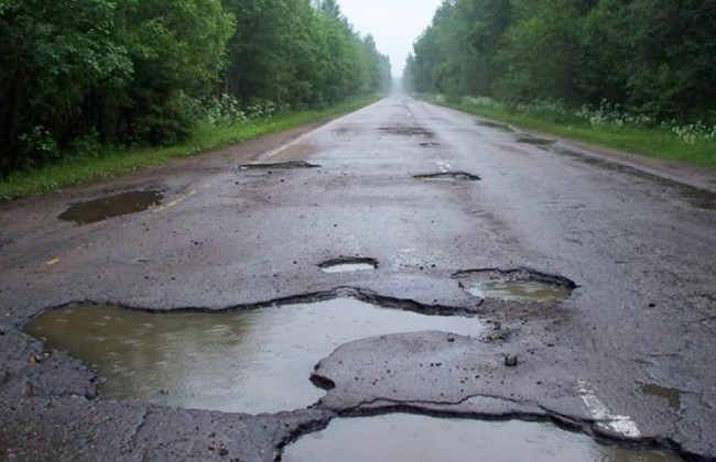 Пригодится украинцам: технология Mercedes предупреждает о ямах на дороге