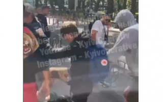 Во время протестов под ОП в Киеве избили журналиста, видео