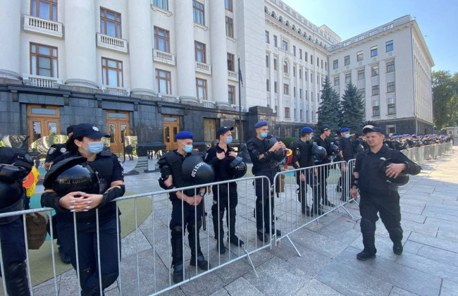 Столкновения под Офисом Президента: Нацкорпус атаковал полицию, видео