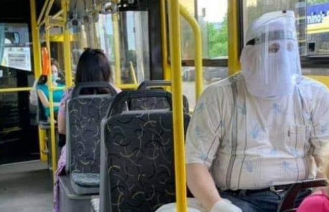 В киевском троллейбусе заметили мужчину в необычной маске