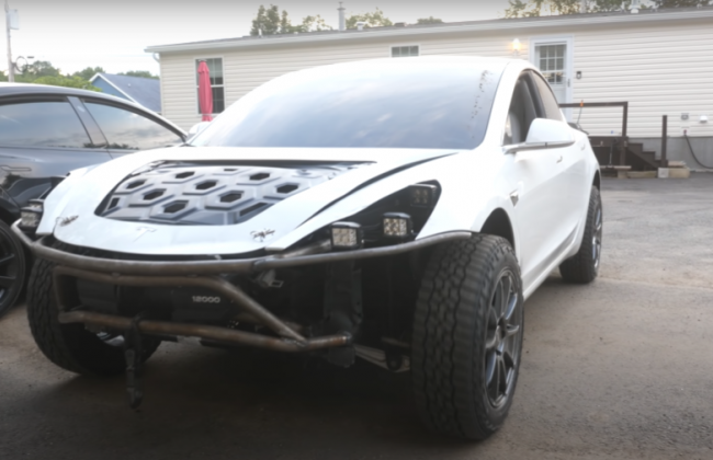 Как разбитую Tesla превратили в огромный внедорожник: видео