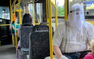 В киевском троллейбусе заметили мужчину в необычной маске