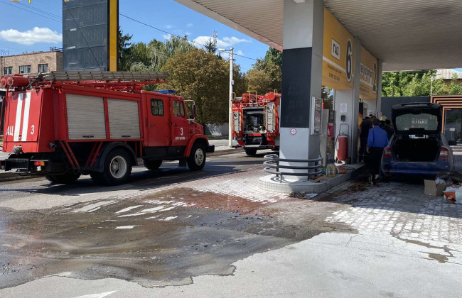 Под Киевом на АЗС вспыхнул автомобиль